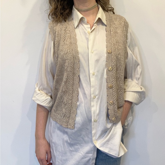 Vintage D’Allairds Beige crochet Vest made in Canada in size small-medium - Picture 3 of 9